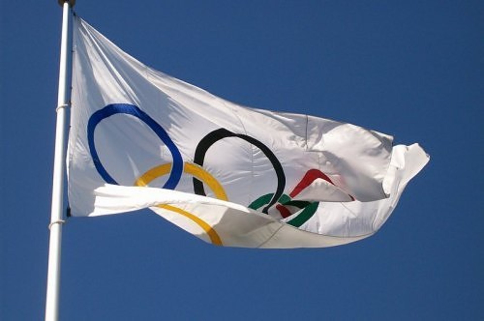 Olympic flag. Олимпийский флаг. Здание с олимпийским флагом. Olympic Flag? Флаг. The Olympic Flag кратко.