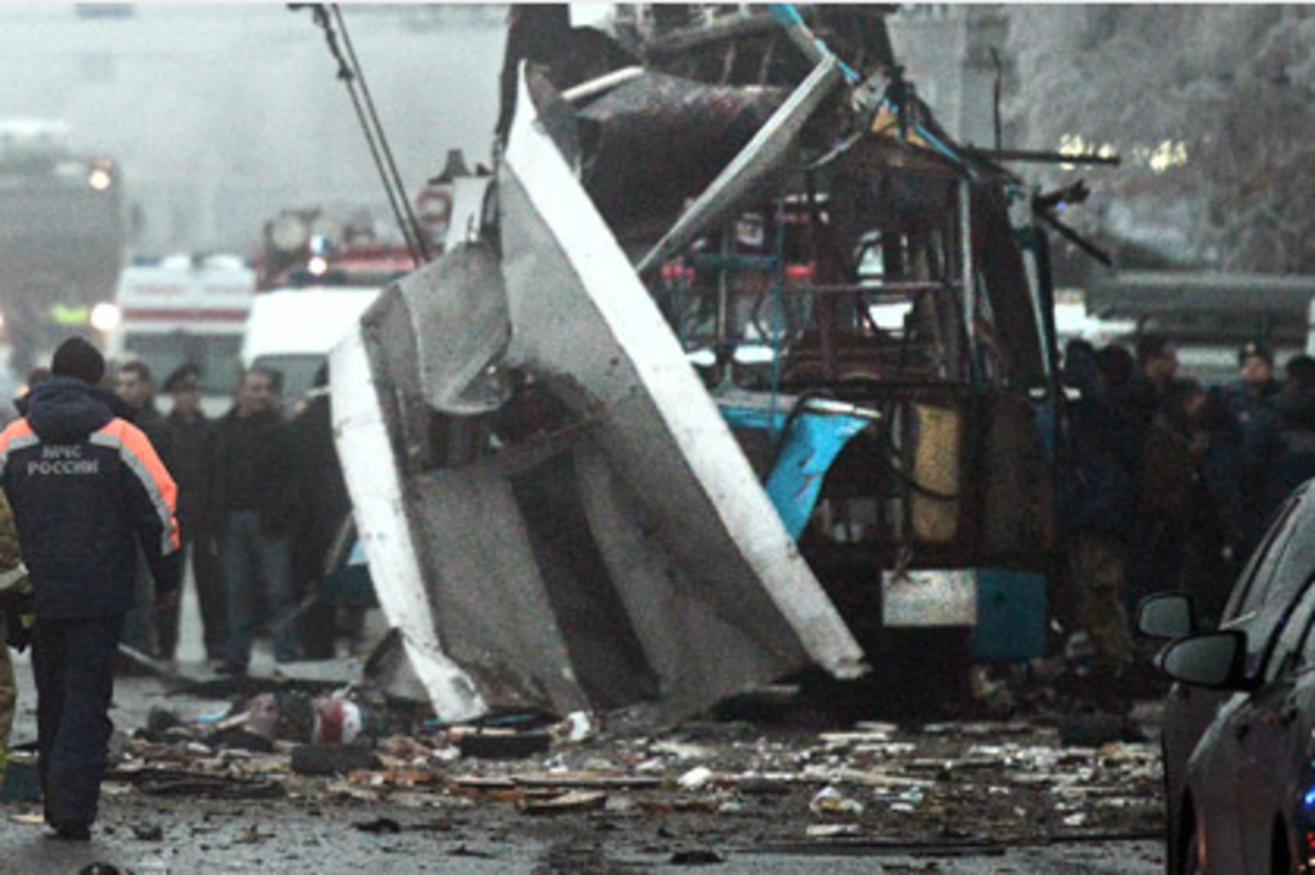 Сколько длится траур после теракта. Взрыв троллейбуса в Волгограде. Взрыв троллейбуса в Волгограде 2013 год. Взрыв троллейбуса в Москве 1996. Взрыв троллейбуса в Москве 1996 фото огонек и Известия.