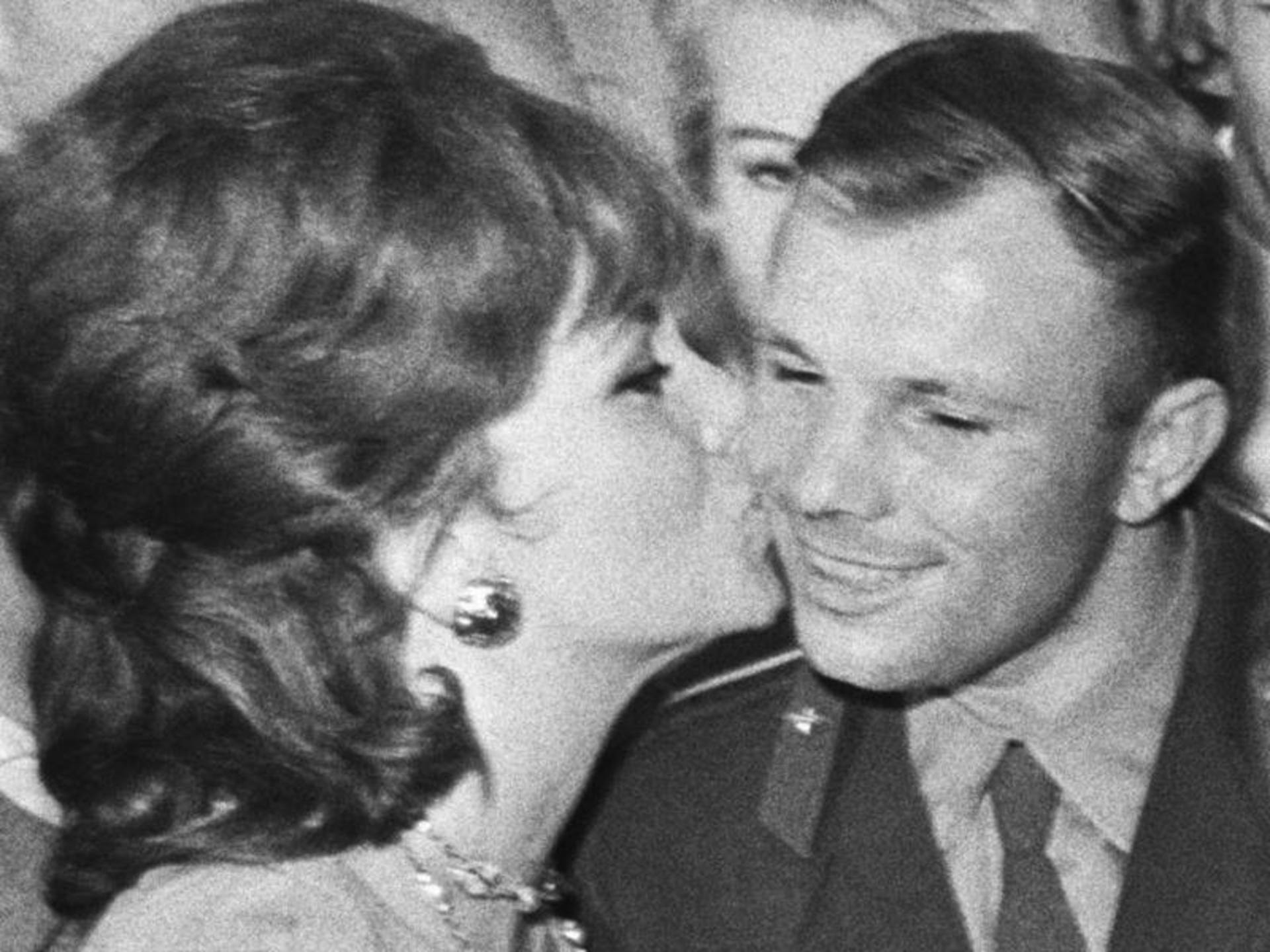 Гагарин и джина лоллобриджида. Джина Лоллобриджида целует Юрия Гагарина 1961. Гагарин и Джина Лоллобриджида фото. Джина Лоллобриджида про Гагарина.